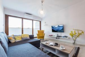 Televízia a/alebo spoločenská miestnosť v ubytovaní Casa Bonita Warsaw