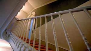 una escalera con barandillas blancas en una casa en So Cool Hostel Porto, en Oporto