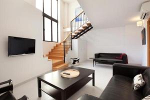 Oleskelutila majoituspaikassa Spacious apartment for families near Park Guell