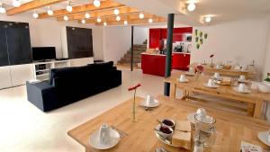 Il comprend un grand salon avec une table et une cuisine. dans l'établissement So Cool Hostel Porto, à Porto