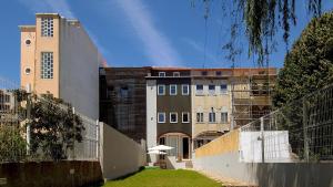 un edificio con una sombrilla delante de él en So Cool Hostel Porto, en Oporto