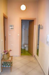 un pasillo con una puerta que conduce a un baño en CENTRAL guest room, en Olimpia