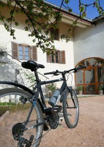 a bike parked in front of a house at Maison du figuier in Lancié