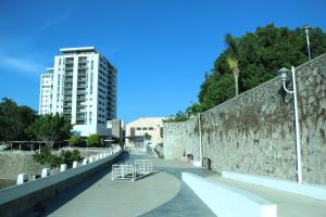 una pasarela junto a una pared de piedra con un edificio en Departamento Centrico Guadalajara, en Guadalajara