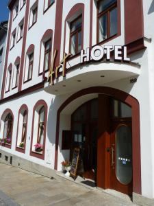 Zgrada u kojoj se nalazi hotel +37 fotografija
