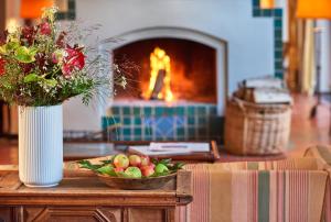 ein Tisch mit einer Obstschale und ein Kamin in der Unterkunft Hotel Hohenhaus in Herleshausen + 45 Fotos