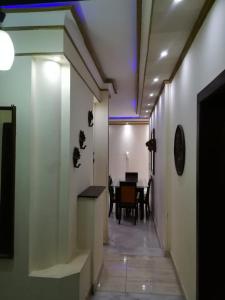 un couloir menant à une salle à manger avec une table dans l'établissement Apartment at Milsa Nasr City, Building No. 35, au Caire