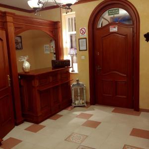 korytarz z drewnianymi drzwiami i lustrem w obiekcie Willa Warta w mieście Krynica Morska