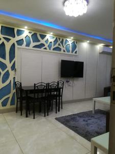 カイロにあるApartment at Milsa Nasr City, Building No. 36のダイニングルーム(テーブル、椅子、テレビ付)