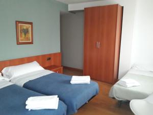 a hotel room with two beds with towels on them at Cal Richi in Tremp