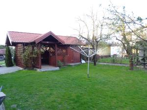 een huis met een basketbalring in een tuin bij Cicha 10 Na górze in Ostróda
