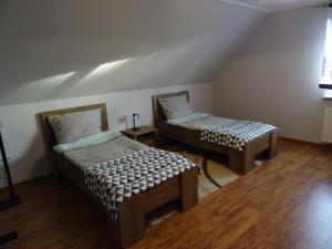 Łóżko lub łóżka w pokoju w obiekcie Cicha 10 Na górze
