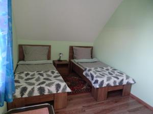 Pokój z 2 łóżkami pojedynczymi w pokoju w obiekcie Cicha 10 Na górze w Ostródzie