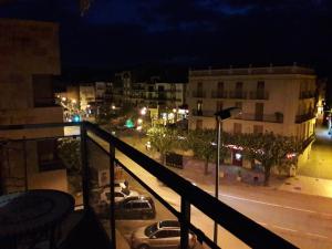 einen Blick auf die Stadt in der Nacht vom Balkon aus in der Unterkunft Loft Cal Richi in Tremp