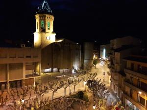 un edificio con una torre dell'orologio di notte di Loft Cal Richi a Tremp