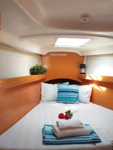 Una cama o camas en una habitación de Cleopatra Boat Corfu