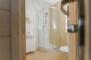 Et badeværelse på Przystań Domki w Lubiatowie + 23 billeder