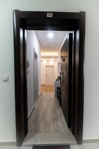 einen Flur mit Tür zu einem Zimmer in der Unterkunft Premium 1 apartments in Aranđelovac