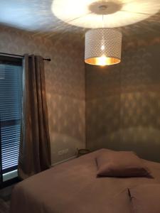 een slaapkamer met een bed, een licht en een raam bij Maison Corse in Aléria