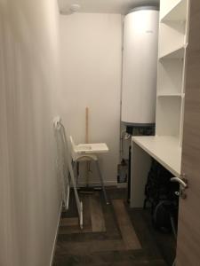 een keuken met een bureau en een stoel in een kamer bij Maison Corse in Aléria +22 foto's