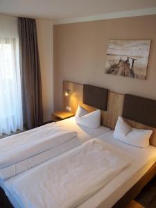 Postel nebo postele na pokoji v ubytování Gasthof Hotel Esterer