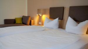 Postel nebo postele na pokoji v ubytování Gasthof Hotel Esterer