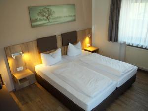 Postel nebo postele na pokoji v ubytování Gasthof Hotel Esterer
