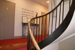 una escalera en un edificio con escritura en la pared en Le Home, en Belvès