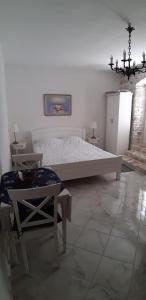 una camera da letto con un letto grande e un tavolo di Guesthouse Žmukić a Perast