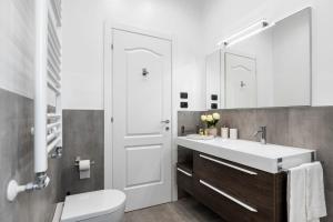 ein Badezimmer mit Waschbecken, Toilette und Spiegel in der Unterkunft San Zaccaria Apartment in Venedig + 17 Fotos