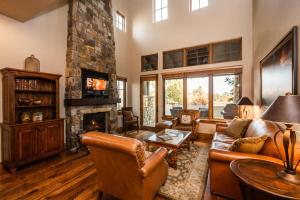 a living room with a couch and a fireplace at Juniper Preserve in Redmond