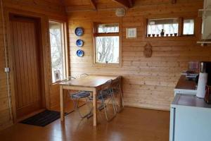 cocina con mesa de madera en una habitación en Flaga 2 Guesthouse, en Hrífunes 