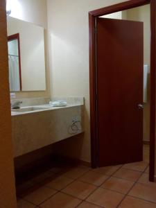een badkamer met een wastafel en een spiegel bij Hotel Virreynal in Córdoba