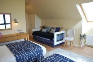 Un pat sau paturi într-o cameră la Teach Cruachan Bed and Breakfast