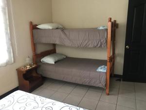 Poschodová posteľ alebo postele v izbe v ubytovaní Casa del Suizo