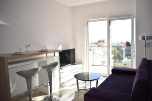 Televízia a/alebo spoločenská miestnosť v ubytovaní Marlin Apartments