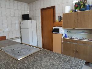 A kitchen or kitchenette at La casa del tio Antonio