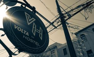 a sign for a vaughan hossein at Volta Inn Hostel in Valparaíso
