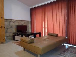 een woonkamer met een groot bed en een tafel bij Studio Apartment in Palamartsa in Palamarza