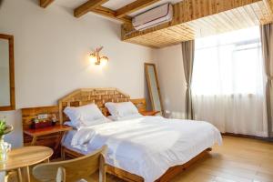 سرير أو أسرّة في غرفة في Swallow Nest Guesthouse