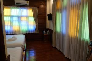 En tv och/eller ett underhållningssystem på Chiangkhan Hotel