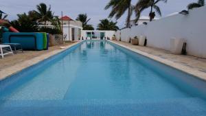 einen Pool mit blauem Wasser in einem Resort in der Unterkunft Villa de Colores 3 Rooms 5 king Beds in Sosúa