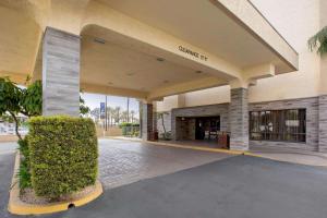 hol budynku z krzakiem przed nim w obiekcie Comfort Inn Anaheim Resort w mieście Anaheim