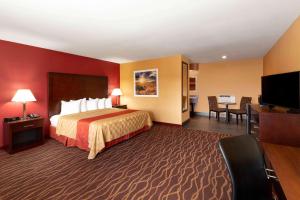 A bed or beds in a room at Days Inn by Wyndham Roseburg