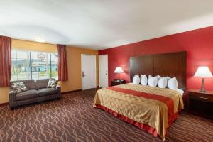 Ένα ή περισσότερα κρεβάτια σε δωμάτιο στο Rosewood Inn & Suites +22 φωτογραφίες
