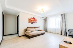 uma sala de estar com um sofá e uma mesa em ARTAL Apartment on Obolonsky avenue 16a em Kiev