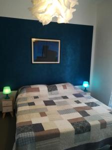 ヴェローナにあるBlunotteの青い壁のベッドルーム1室