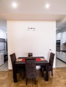 ein Esszimmer mit einem Tisch und Stühlen in der Unterkunft Premium 1 apartments in Aranđelovac