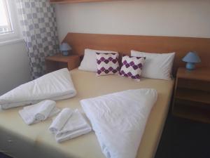 Letto o letti in una camera di Hotel Jestřábí