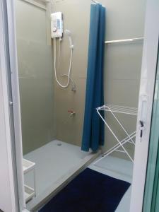 Koupelna v ubytování Naivacha Tent Koh Mak